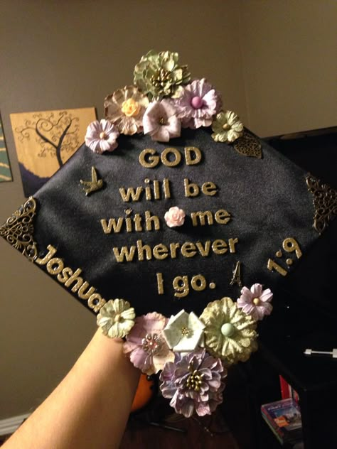 DIY Graduation Cap with scripture verse & flowers #graduation #cap Graduation Things, Bible Painting, Graduation Cap Ideas, Graduation Table, Senior Crowns, Graduation Cap Decoration Diy, Hat Decor, High School Graduation Cap, Senior Crown