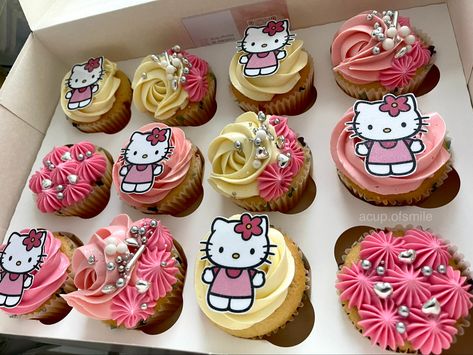 Hello Kitty Birthday Cupcakes, Hello Kitty Cupcakes Ideas, Bolo Da Hello Kitty, Sanrio Party, Hello Kitty Birthday Theme, Kitty Cupcakes, Hello Kitty Theme Party, Hello Kitty Birthday Cake, Cat Cupcakes