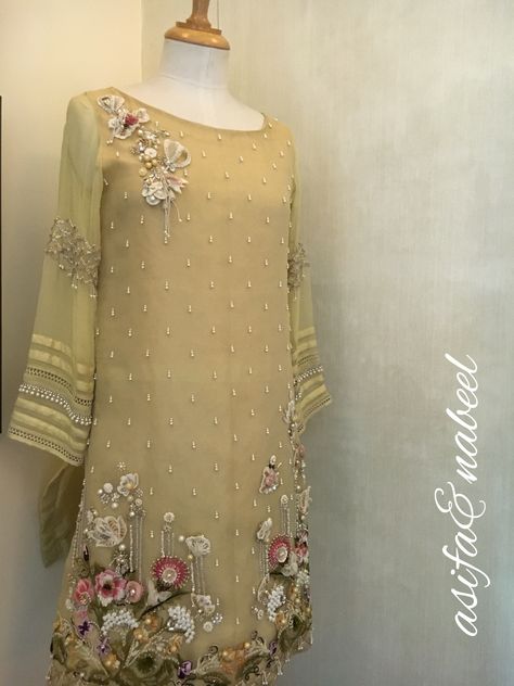 AsifaandNabeel Flower Embroidery Dress, Design Kurta, Pakistani Party Wear Dresses, Pakistani Formal Dresses, Fashion Embroidery, Pakistani Dresses Casual, Salwar Kamiz, Pakistani Bridal Dresses, Simple Pakistani Dresses