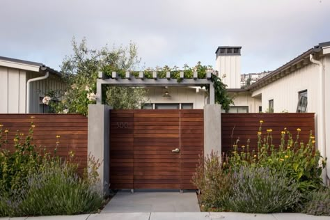 Architects' Garden Privacy Screens | Gardenista ~  Says SF-based landscape architect Pete Pedersen of Pedersen Associates, “The real key to any privacy solution is layers.” The first layer for this modern farmhouse is a custom wood fence blocking the house from the street while creating a fully private courtyard inside. Nursery Nook, Garden Privacy Screen, Garden Privacy, Front Courtyard, Front Yard Fence, Outdoor Privacy, Front Gates, Farmhouse Garden, Nautical Nursery