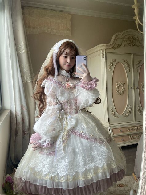 This Elizabeth Tea Party Classic Lolita Style Dress (DJ64) is a stunning and elegant choice for any occasion. With its intricate lace detailing and classic Lolita style, this dress is sure to turn heads. Perfect for a tea party or any formal event, the soft pastel colors and delicate fabrics create a timeless and romantic look. Make a statement with this beautiful Elizabeth Tea Party Classic Lolita Style Dress. #classiclolita #lolitadress #lolitafashion #himelolita #lolitaoutfit #lolitacoord Frog Reference, Vintage Princess Party, Painting Dress, Code Roblox, Princess Prom Dresses, Pretty Princess, Elegant Girl, Vintage Princess, Victorian Vintage