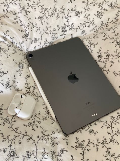 Ipad Air And Apple Pencil, Apple Tablet Aesthetic, Ipad Air Space Grey Aesthetic, Apple Asethic, Ipad And Apple Pencil Aesthetic, Ipad Air Space Grey, Apple Pencil Aesthetic, Ipad Air 5 Aesthetic, Ipad Air Aesthetic