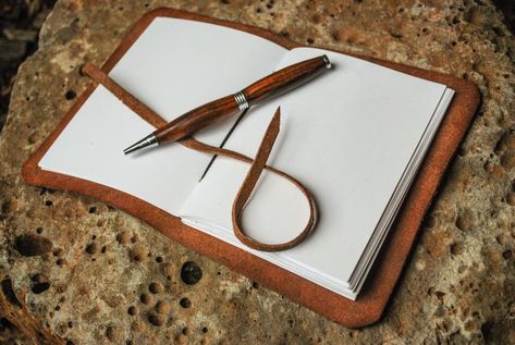 Diy Leather Journal Cover, How To Make Notebooks, Diy Crafts For Men, Crafts For Men, Diy Gifts Videos, Handmade Leather Notebook, Homemade Journal, Handmade Journals Diy, Refillable Leather Journals