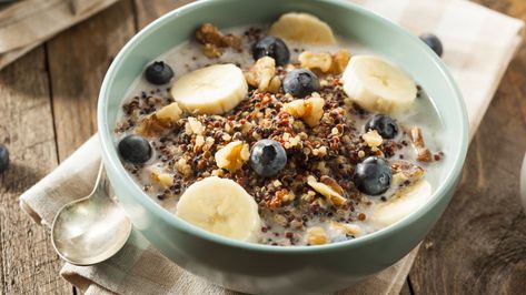 Untitled design (1) Quinoa Recipes Breakfast, High Fiber Breakfast, Breakfast Protein, Quinoa Breakfast Bowl, Quinoa Breakfast, Blueberry Breakfast, Idee Pasto Sano, Quinoa Recipes, High Fiber