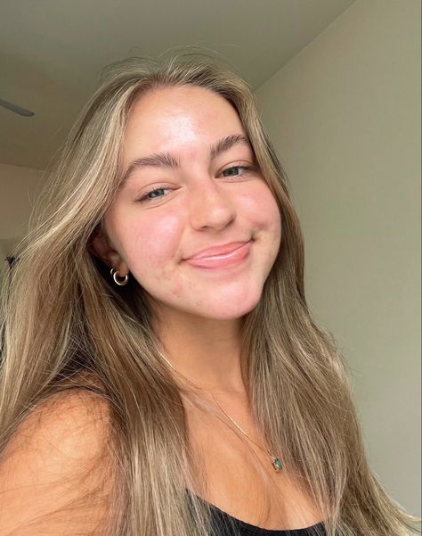 Selfie, pic inspo, happy, smiling selfie, natural makeup, summer glow Natural Makeup Summer, Smiling Selfie, Natural Selfie, Blonde Selfie, Snap Selfie, Face Selfie, Summer Glow, Blonde Women, Natural Face