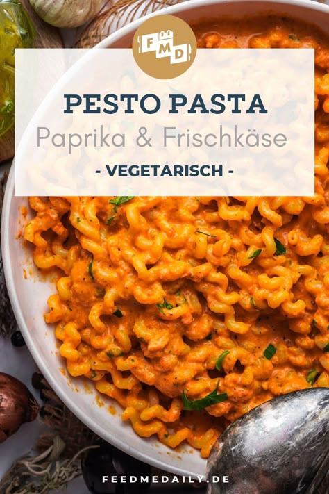 Super einfaches & vegetarisches Nudelgericht. Das perfekte Essen für die Mittagspause oder den Feierabend, da es in unter 30 Min fertig ist! Die Paprika kann man einfach im Ofen rösten. Mit Pesto und Frischkäse bekommt man dann eine super leckere & cremige Soße. Paprika Pasta, Pesto Pasta, Chana Masala, Food Inspiration, Pesto, Food And Drink, Pasta, Ethnic Recipes, Pins