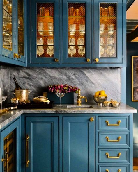 Decorating Glass Kitchen Cabinets, Hollywood Regency Kitchen, Regency Kitchen, Bathroom Decor Modern Luxury, Wet Bar Designs, Glass Kitchen Cabinets, Home Bar Design, Kitchen Ideas Dark Cabinets, Kitchen Ideas Dark