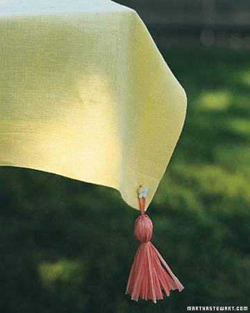 Tassel Table Weights - Weighted tassels will keep the wind from blowing your tablecloth into the yard. Bonus: Create them in your grad's school colors. Corner Decoration, Martha Stewart Crafts, Outdoor Party Decorations, Spring Holidays, Graduation Celebration, Graduation Ideas, Outdoor Parties, Party Party, Grad Party