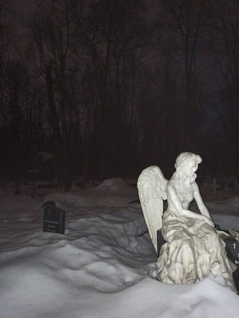 @supenik Gothic Place, Calming Scenery, Dead Angel, Grave Ideas, Angel Core, Nostalgic Pictures, Weeping Angel, Angels Wings, Pretty Knives