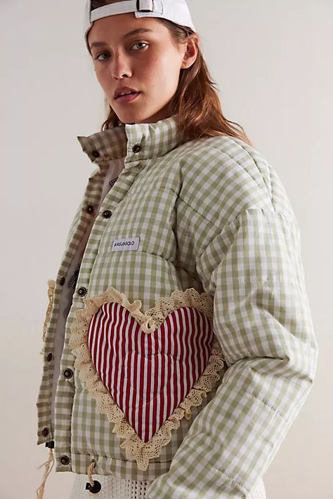 Quilted Jacket Pattern Free, Heart Jacket, Puffer Outfit, Grandma Aesthetic, Quilted Clothing, Hygge Style, Puffer Style, Green Fits, Quilt Jacket