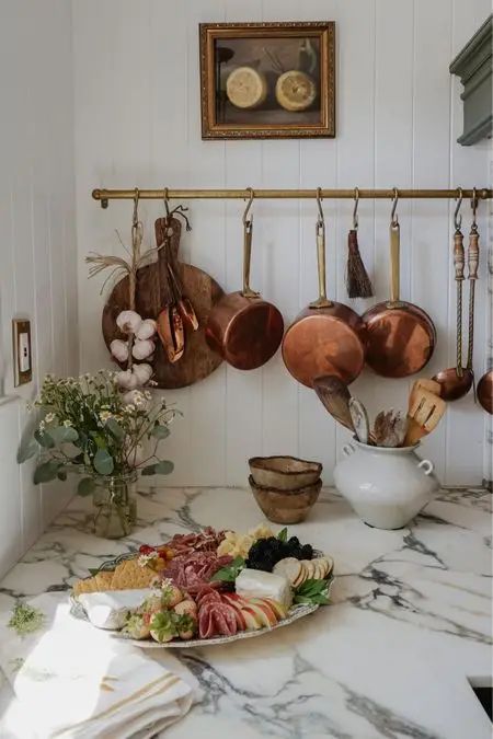 21 Easy And Best Ways to Decorate Kitchen Walls on a Budget - Drop By My Home Moody Country Kitchen, Copper Pan Display, Vintage Kitchen Aesthetic, Decorating Ideas For Kitchen, Pot Rail, Vintage Decorating Ideas, Copper Home Decor, Vintage Copper Pots, Kitchen 2024