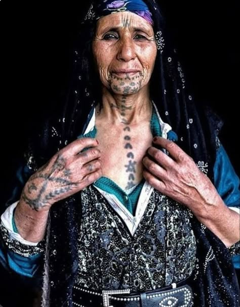 Kurdish Women, Berber Tattoo, Hair Color Underneath, Summer Tattoo, Facial Tattoos, New Tattoo, We Are The World, Pattern Tattoo, Body Modifications