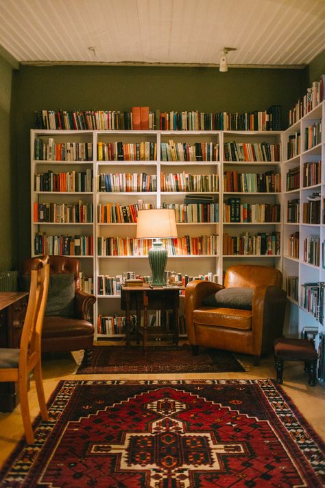 Library Sitting Room Cozy, Extra Bedroom Library, Retro Library Aesthetic, Academia Library Room, Earth Tone Library, Small Moody Home Library, Basement Book Nook, Boho Home Library, Intellectual Bedroom