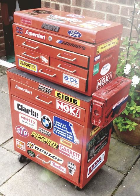 Tool chest and roll cab  with an ammo tin instead of shelf on the side. Havent seen that before quite like it might give that a go Tool Box Decorating Ideas, Mechanics Aesthetic, Old Tool Boxes, Tool Chests, Slammed Cars, Car Workshop, Tool Cart, Mechanic Garage, Tool Box Organization