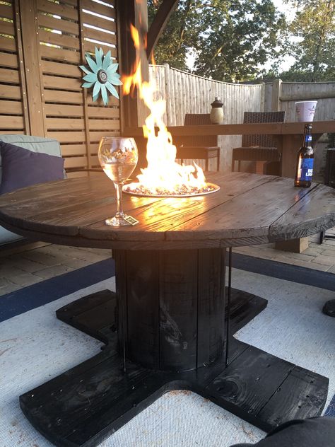 Cable Reel Fire Pit Table, Wooden Spool Fire Pit Table, Wooden Spool Table Ideas, Spool Fire Pit Table, Diy Fire Table Propane, Fire Pit Table Ideas, Diy Fire Table, Spool Diy, Diy Gas Fire Pit