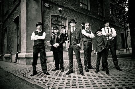 Gangster photoshoot Gangster Wedding, 1920s Gangsters, 1920 Wedding, Gangster Party, Speakeasy Wedding, 20s Wedding, Gangster Style, Great Gatsby Wedding, 1920s Wedding