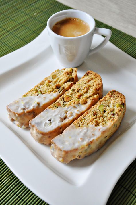 Lemon Tipped Pistachio Biscotti Starbucks Restaurant, Cinnamon Biscotti, Lemon Biscotti, Lemon Pistachio, Roasted Pistachios, Pistachio Biscotti, Restaurant Copycat, Copycat Starbucks Recipes, Lemon Icing