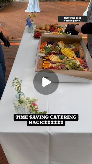 Mallory Files | Ozark Charcuterie on Instagram: "Comment ‘box’ and I’ll send you the link to these boxes!

You can use any bakery box to do this ❤️

In the box I lay down parchment paper and then butcher paper. It protects the table cloth/table. Your clients will thank you later!
-
-
-
#catering #cateringservice #cateringhack #cateringtips #cateringservices #foodevent #cateringevent #cateringlife #cateringevents #foodstyling #foodevents #nwa #northwestarkansas" Transport Charcuterie Board, Diy Chafing Dish Display Ideas, Platter Box Ideas, Charcuterie Business Ideas, Graze Box Ideas, Charcuterie Paper, Charcuterie Box Ideas, Graze Boxes, Charcuterie Box