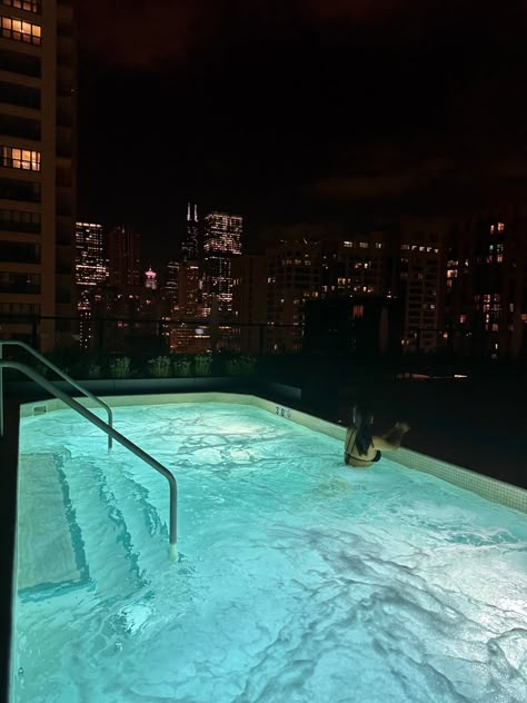 City Pool Aesthetic, Rooftop Pool New York, Nighttime Pool Aesthetic, Apartment Pool Aesthetic, Hotel Swimming Pool Aesthetic, Swim Pool Aesthetic, Rooftop Pool Aesthetic, Swimming Night Aesthetic, Rooftop Night Aesthetic