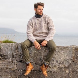 Aran Dress, Movie Knives, Irish Fisherman, Fisherman Knit Sweater, Code Secret, Sweater Outfits Men, Irish Sweater, Irish Fashion, Mens Fashion Sweaters