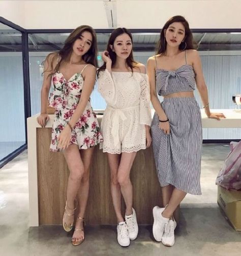 Ageless Taiwanese Mother And Daughters Are Wowing The Internet - Neatorama Lure Hsu, Korean Best Friends, Friend Outfits, Asian Style, Ulzzang Girl, Asian Fashion, Womens Fashion Casual, Feminine Style, Korean Girl