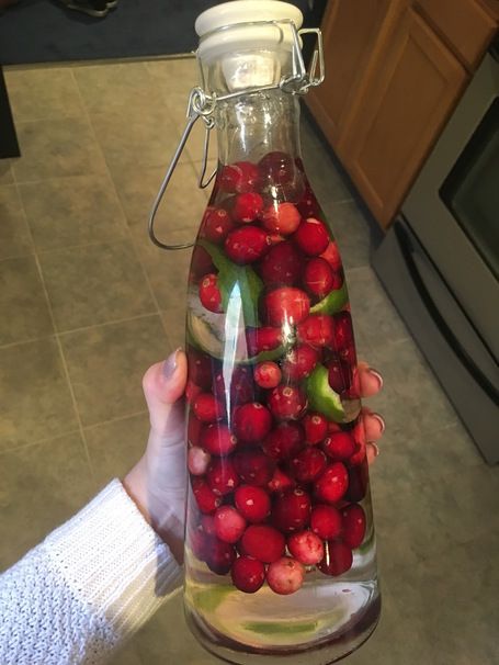 Cranberry Lime Vodka, Cranberry Vodka Recipe, Homemade Liqueur Recipes, Infused Liquors, Homemade Alcohol, Cherry Vodka, Homemade Liquor, Cranberry Vodka, Liquor Recipes