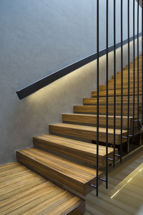 Floating Staircase Ideas, Country Office, Staircase Design Modern, Stair Well, Staircase Railing Design, Boy Rooms, Staircase Ideas, House Simple, Stair Railing Design