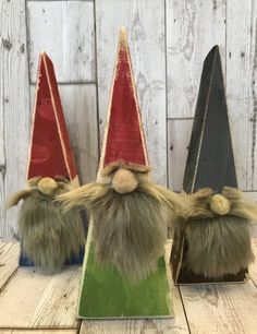 Keepsake Christmas Gifts, Rustic Christmas Crafts, Tre Kunst, Wooden Christmas Crafts, 100 Things To Do, Gnome Christmas, Christmas Wood Crafts, Gnome Patterns, Gnomes Crafts