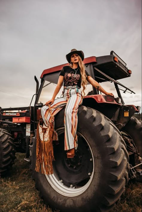 Tractor Photoshoot, Western Photoshoot Outfits, Farm Photoshoot Ideas, Western Senior Picture Ideas, Western Fashion Photoshoot, Rustic Photoshoot, Cowgirl Senior Pictures, Fashion Photoshoot Studio, West Desperado