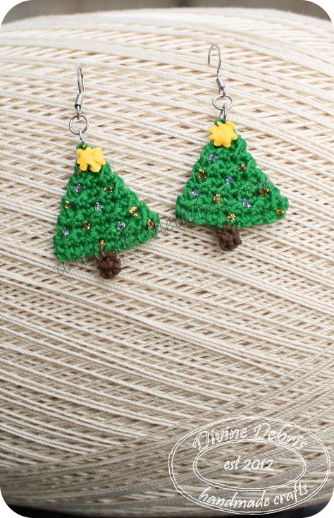 Crochet Jewlery, Crocheted Christmas, شال كروشيه, Crochet Xmas, Crochet Jewelry Patterns, Crochet Earrings Pattern, Crochet Christmas Trees, Tree Earrings, Christmas Tree Earrings