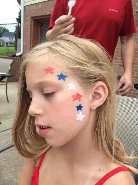 Simple 4th Of July Face Paint, July 4th Face Painting Ideas, 4 Of July Face Paint Easy, 4th Of July Easy Makeup, Easy Fourth Of July Makeup, July 4 Face Painting, Easy 4th Of July Makeup, 4th Of July Leg Painting Ideas, Face Paint Ideas 4th Of July