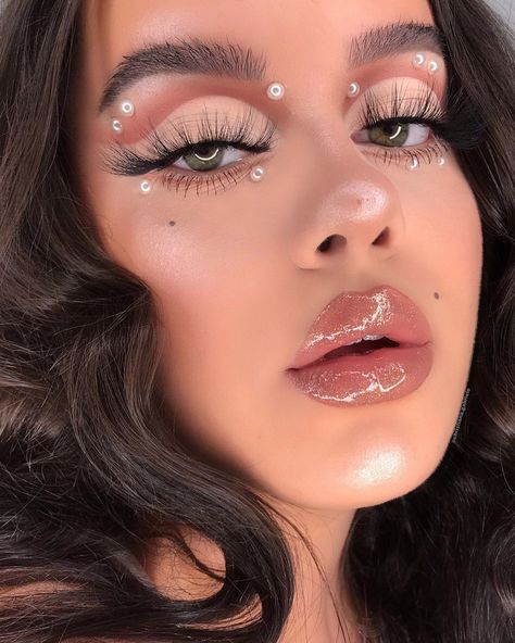 pearl incrusted look Makeup Bold, Makeup Kawaii, Makeup Boutique, Wellness Board, Mekap Mata, Rhinestone Makeup, Inspo Makeup, Glow Makeup, Prom Inspo