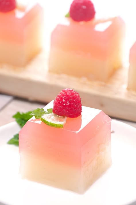 Fancy Jello, Raspberry Limeade, Jello Art, Jelly Food, Cake Mini, Jello Shots, Cute Desserts, Sugar Rush, Cafe Food