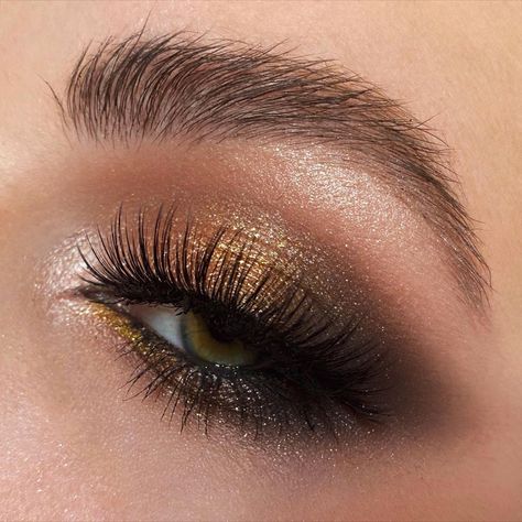 Black And Golden Eye Makeup, Smokey Eye With Gold, Golden Smokey Eye Makeup, Gold And Black Makeup, Gold Smokey Eye Makeup, Black And Gold Eyeshadow, Eye Shadow Tips, Silver Eyeshadow Looks, Golden Smokey Eye