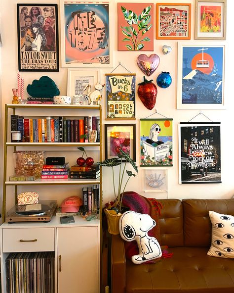 Gallery Wall No Frames, Maximalist Townhouse, Record Gallery Wall, Cute Entryway Ideas, Home Aesthetic Wallpaper, Maximalist Office Decor, Eccentric Home Decor, Maximalist Studio Apartment, Studio Apartment Aesthetic