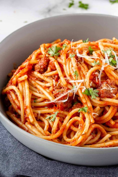 This easy spaghetti sauce can be ready to serve before you've even finished boiling the pasta. So easy and so tasty, it's the perfect weeknight meal! Simple Spaghetti, Easy Spaghetti, Quick Pasta, Homemade Spaghetti, Sauce Pasta, Pasta Fatta In Casa, Fried Chicken Breast, Best Pasta Recipes, Pasta Sauces