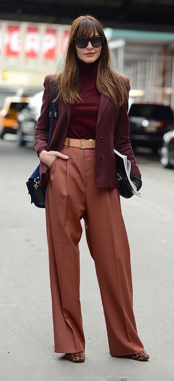 Bordeaux & earth tones. . . Casually Chic, Deep Autumn, Ribbed Turtleneck Sweater, Elegante Casual, Ribbed Turtleneck, Professional Fashion, Autumn Outfit, Street Chic, Mode Inspiration