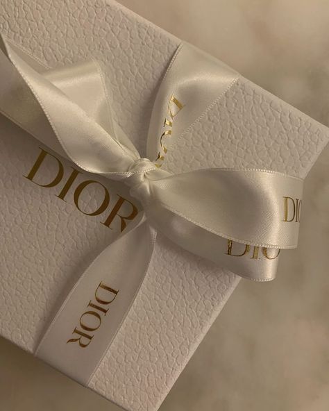 Dior Aesthetic Wallpaper, Icona Ios, Dior Aesthetic, Dior Girl, Cream Aesthetic, Gold Aesthetic, Luxury Aesthetic, Classy Aesthetic, Mode Kpop