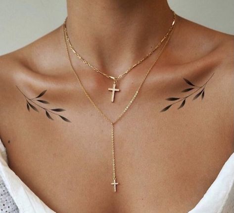 Tattoos Simplistic, Front Shoulder Tattoos, Clavicle Tattoo, Bone Tattoo, Small Shoulder Tattoos, Petit Tattoo, Tattoo Aesthetic, Bone Tattoos, Gorgeous Tattoos