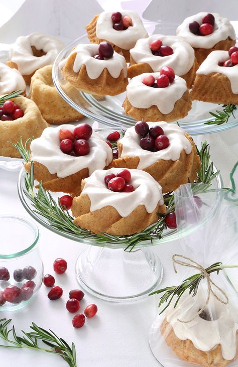 Mini Bundt Cakes Decorating Ideas, Yule Treats, Bundt Cake Decorating Ideas, Flavored Cupcakes, Classic Christmas Treats, Gift Recipes, Mini Bundt Cakes Recipes, Christmas Treats To Make, Butter Rum