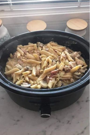 The slow cooker carbonara pasta that Australia is going nuts over | 7NEWS.com.au Brownie Lasagna, High Carb Meals, Mini Crockpot Recipes, Slow Cooker Pasta Recipes, Slow Cooker Bacon, Light Dinners, Pasta Carbonara Recipe, Slow Cooker Ideas, Chicken Carbonara