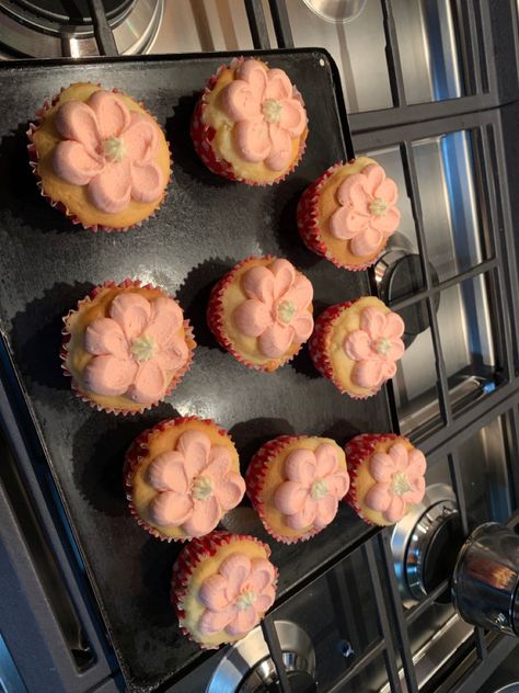 Cute Simple Baking Ideas, Cupcake Inspo Simple, Cupcake Baking Aesthetic, Aesthetic Flower Cupcakes, Cupcakes Ideas Aesthetic, Simple Cute Cupcakes, Cupcake Decorating Ideas Aesthetic, Carrot Cake Cupcakes Decorating Ideas, Minimal Cupcakes