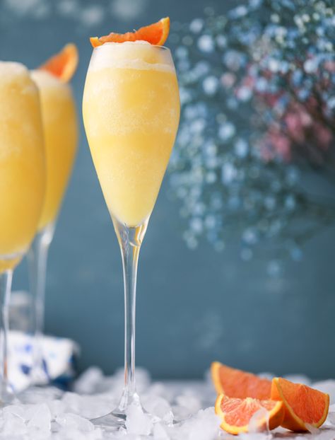 frozen mimosas I howsweeteats.com 4th Drinks, Mimosa Cocktail Recipes, Mimosa Cocktail, Wine Slushie, Mimosa Recipe, Spring Cocktails, Mai Tai, Easter Weekend, Frozen Drinks