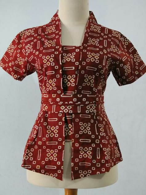 Simple tops batik Batik Tops Blouses, Batik Tops Design, Batik Blouse Designs, Blus Batik Modern, Batik Modern Fashion Style, Batik Fashion Modern, Model Blouse Batik, Batik Model, Batik Dress Modern