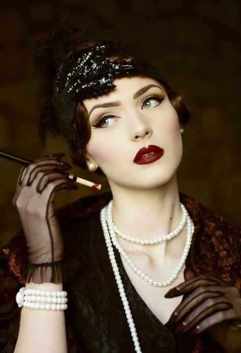 Dark 1920's Flapper Look by Nina and Muna - I was born in the wrong era. I want to dress like this so bad! 1920s Makeup Look, Gatsby Makeup, Flapper Makeup, 20s Makeup, Fete Emo, Maquillage Goth, Gatsby Outfit, 1920s Makeup, Style Année 20