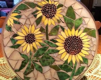 Mosaic Sunflower, Mosaic Table Tops, Sunflower Ideas, Sunflower Mosaic, Mosaic Furniture, Mosaic Tables, Mosaics Art, Microwave Plate, Mosaic Stepping Stones