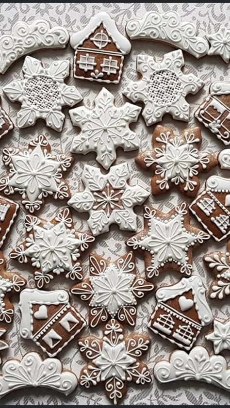 White Gingerbread Cookies, Gingerbread Cookies White Icing, White Royal Icing Cookies, Gingerbread Cookie Decorating Ideas, Decorating Gingerbread Cookies, Gingerbread Cookie Decorating, White Royal Icing, White Gingerbread, Gingerbread Cookies Decorated