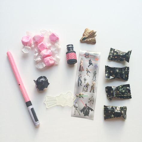 star wars party-favor bags Girly Star Wars, Pink Star Wars, Star Wars Favors, Star Wars Party Decorations, Star Wars Party Favors, Yoda Birthday, Star Wars Baby Shower, Star Wars Stickers, Portable Office