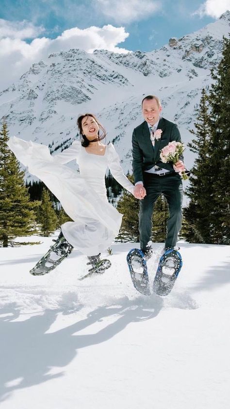 Calling all the snow bunnies, avid hikers, and après-ski lovers! There's no more romantic way to hit the slopes than to tie the knot there. Check out our complete guide to planning a ski resort wedding at the link. // Photo: Darren Roberts Ski Resort Wedding, Breckenridge Ski Resort, Wedding Notes, Snow Bunnies, Wedding Ceremony Ideas, Luxury Wedding Planner, Ceremony Ideas, Resort Wedding, Tie The Knot