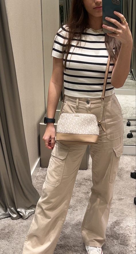 Style Zara Pants, Zara Cargos Outfit, Cargo Jeans Outfit Women Summer, Work Khaki Pants Outfit, How To Dress With Cargo Pants, Clothes To Wear In Dubai, Beige Cargo Outfits Women, Beige Pants Outfit Women Summer, Chic Cargo Pants Outfit